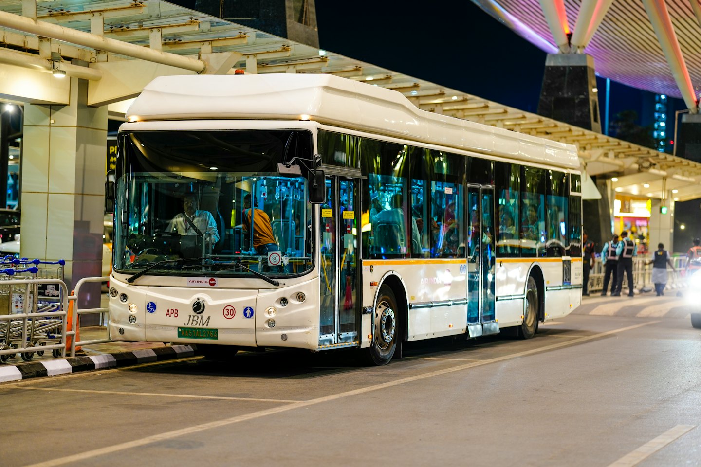 Ein Shuttlebus zum Flughafen steht vor einem Terminalgebäude.